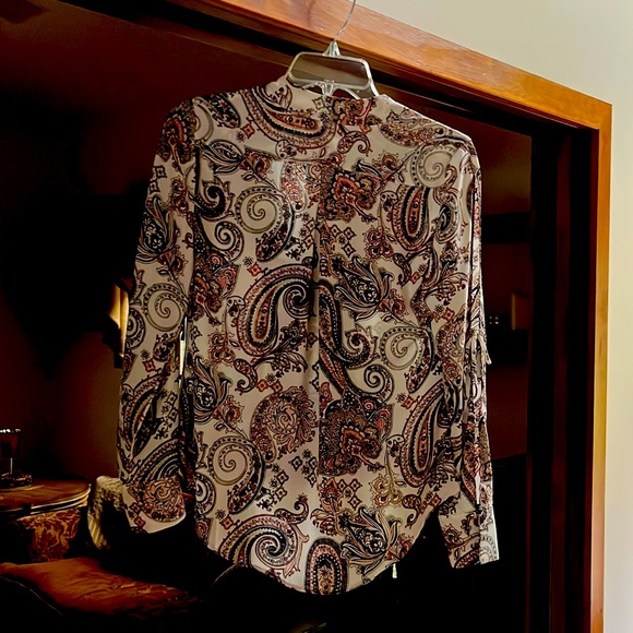 White House Black Market Tailored Paisley blouse with open slits to both arms. - Picture 5 of 5